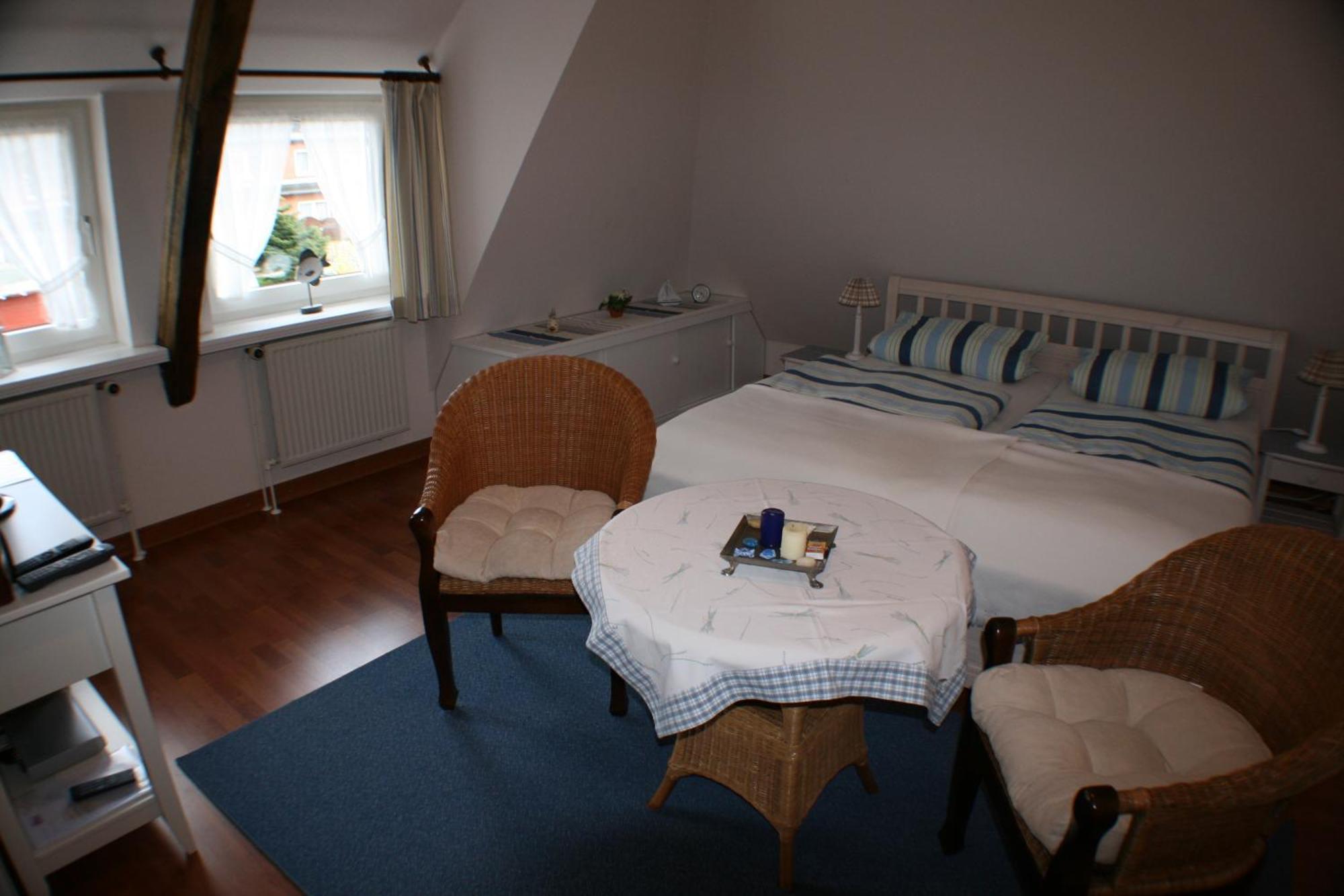 Ferienwohnungen Im Hotel Garni Zur Post Utersum Pokoj fotografie