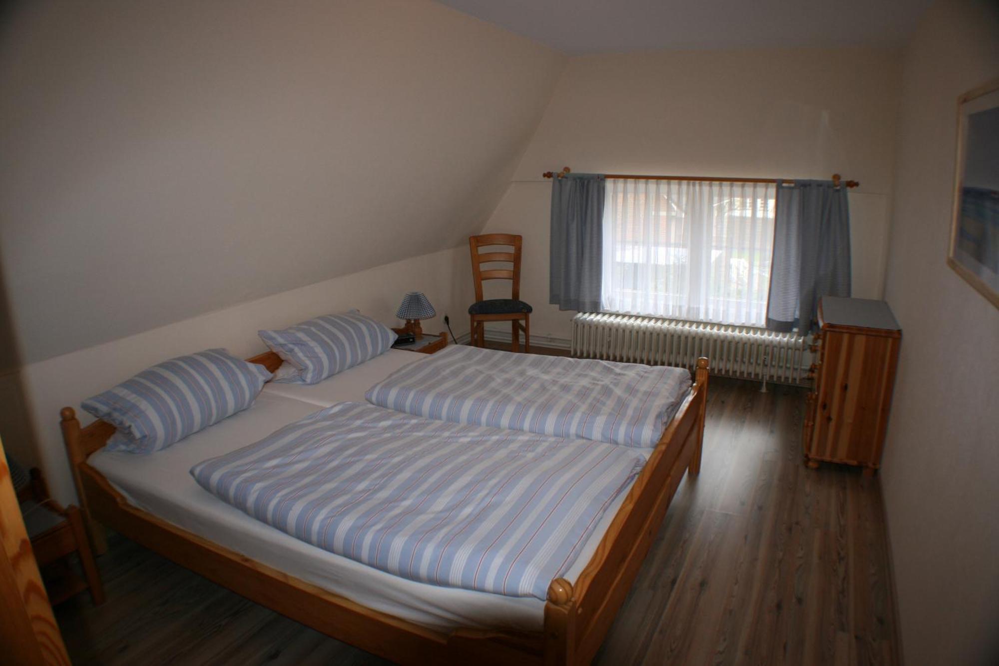 Ferienwohnungen Im Hotel Garni Zur Post Utersum Pokoj fotografie
