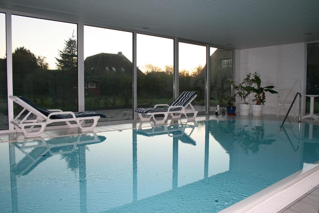 Ferienwohnungen Im Hotel Garni Zur Post Utersum Pokoj fotografie