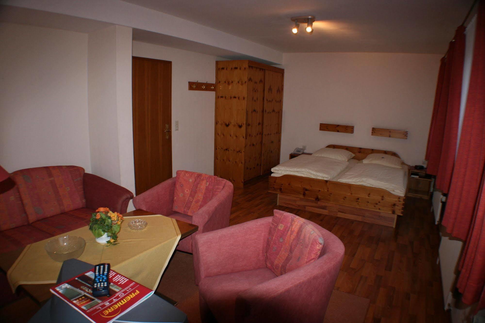 Ferienwohnungen Im Hotel Garni Zur Post Utersum Exteriér fotografie